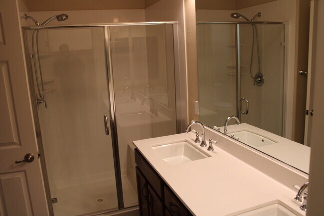 Building Photo - Beautiful 3 Bed, 3 Bath Condo in Perfect M...