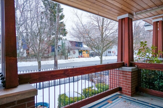 Building Photo - Executive Townhome - Walking distance to C...