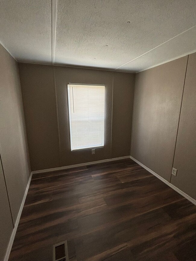 Building Photo - Great home with lots of space!