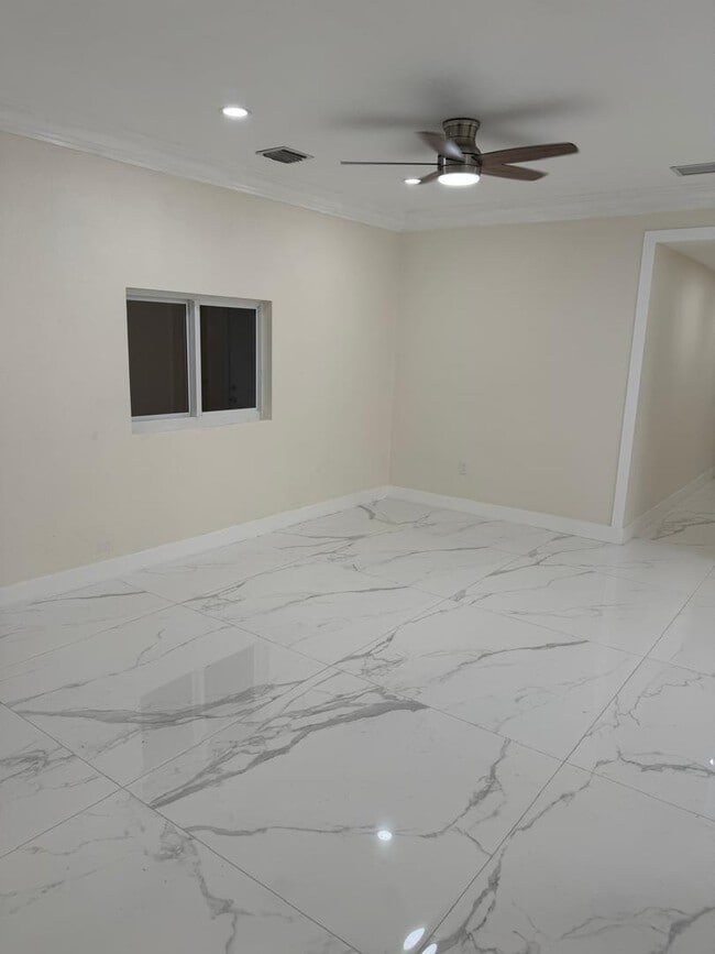 Building Photo - 6410 NW Miami Ct