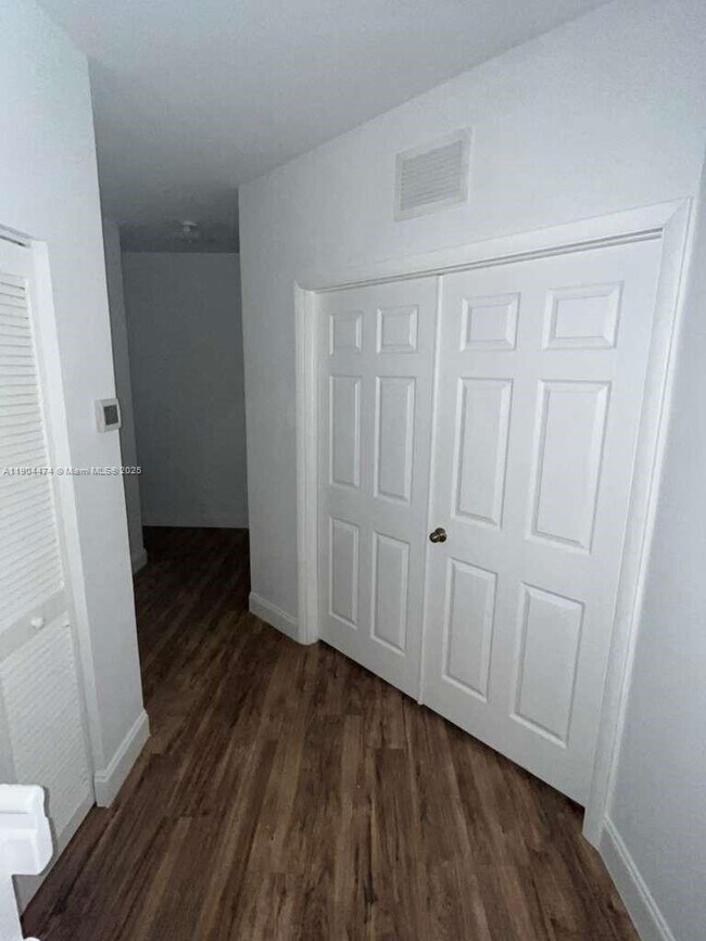 Building Photo - 5067 SE Mariner Garden Cir