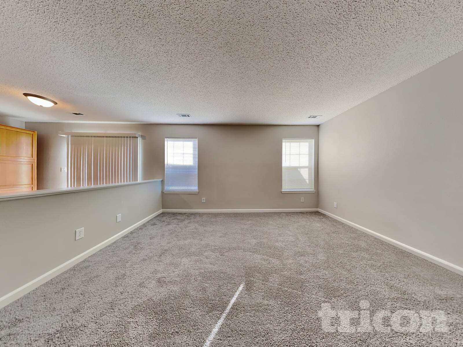 Building Photo - 2490 Lakecrest Dr