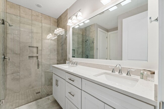 Building Photo - 712 Landing Cir