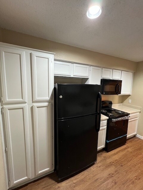 Building Photo - 1 Bedroom townhome w Fireplace & Garage