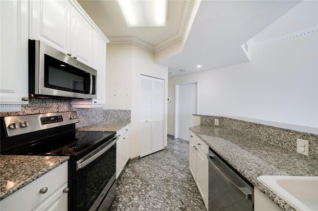 Building Photo - 888 Brickell Key Dr