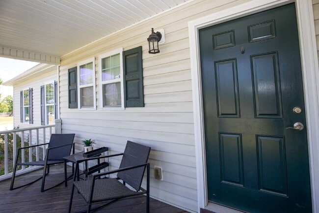 Building Photo - Charming 3 BR/2BA Ranch with fully fenced ...