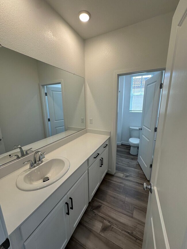 Building Photo - Stunning, Sun-Drenched 4BR + Loft Home in Lakeview – Loaded with Premium Upgrades!