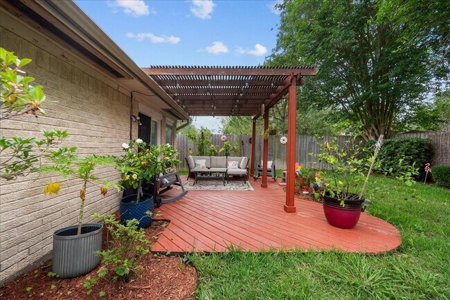 Building Photo - 883 Silverpines Rd
