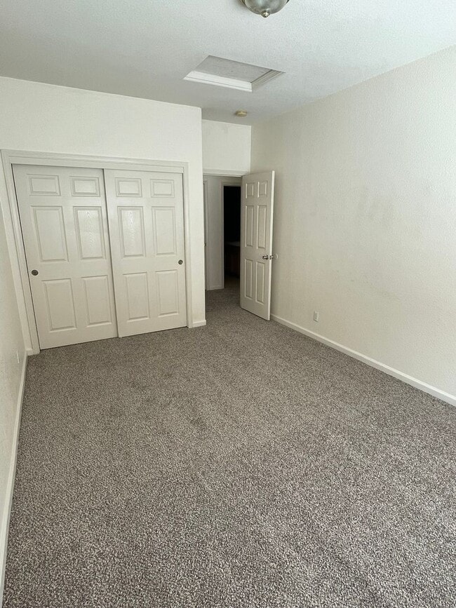 Building Photo - Available Now! Move-In Ready