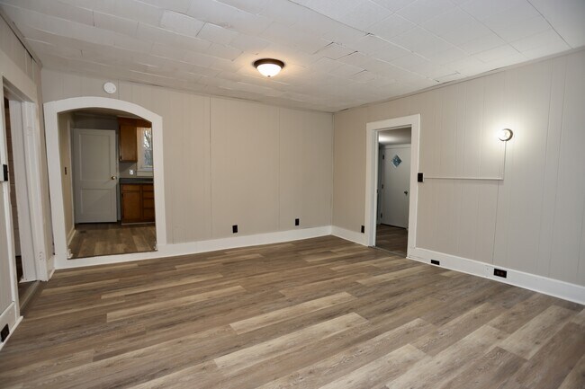 Building Photo - 634 W Bell St