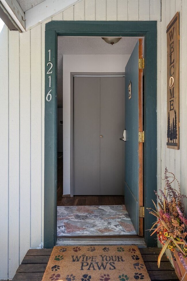 Building Photo - Westside 2BD Duplex