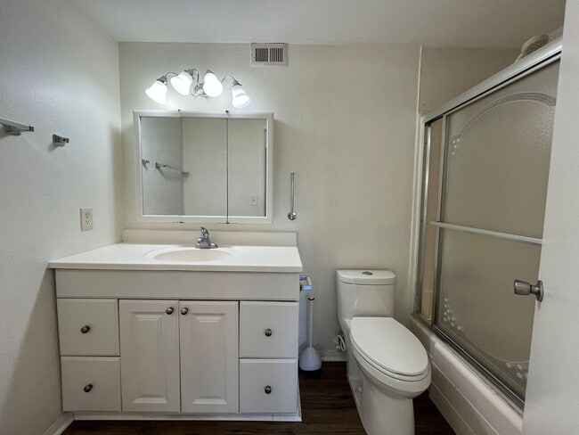 Building Photo - Simi Valley 3+2 w/RV parking + fruit trees...