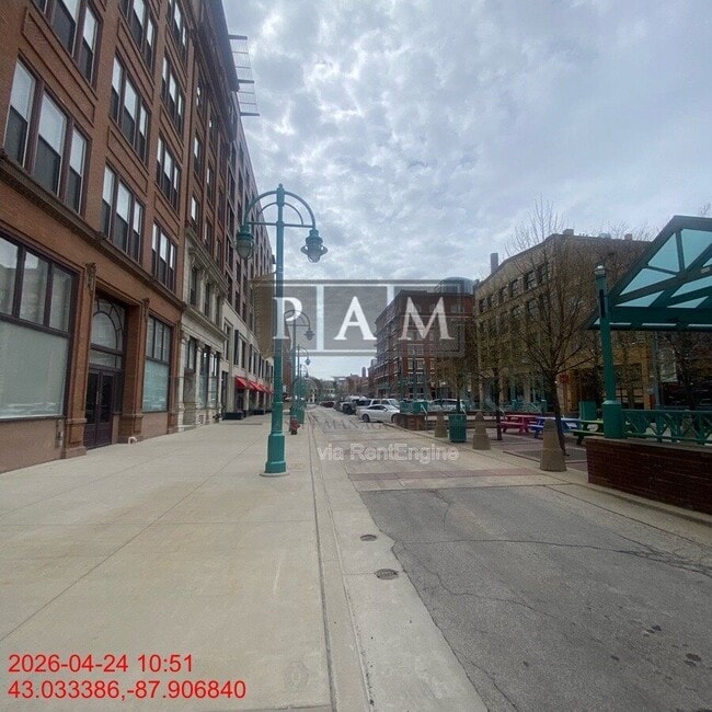 Building Photo - 234 N Broadway