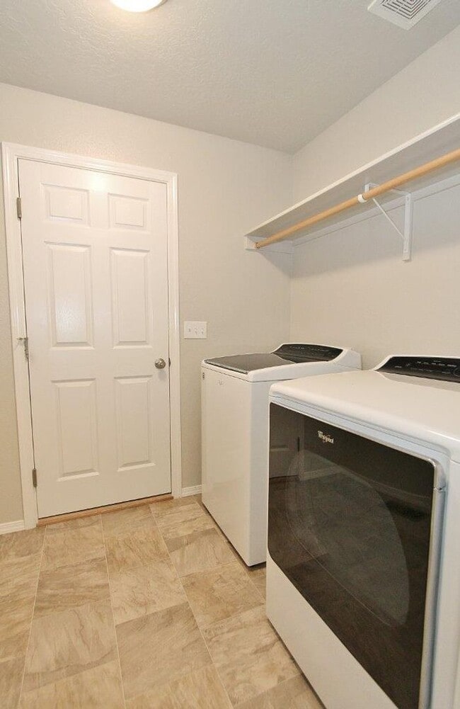 Building Photo - Clean Single-Level Home