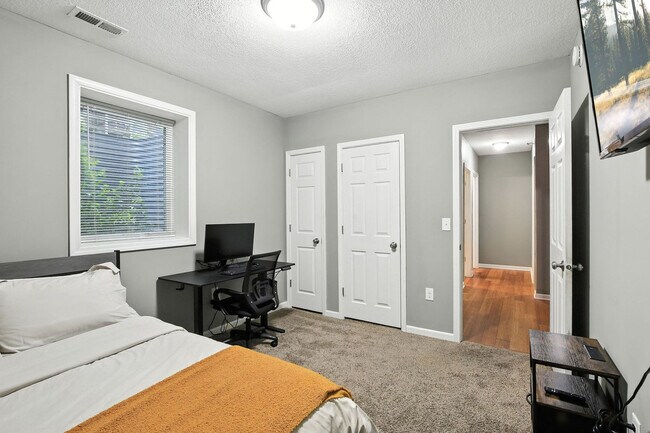 Building Photo - 2424 Lyndale Ave S