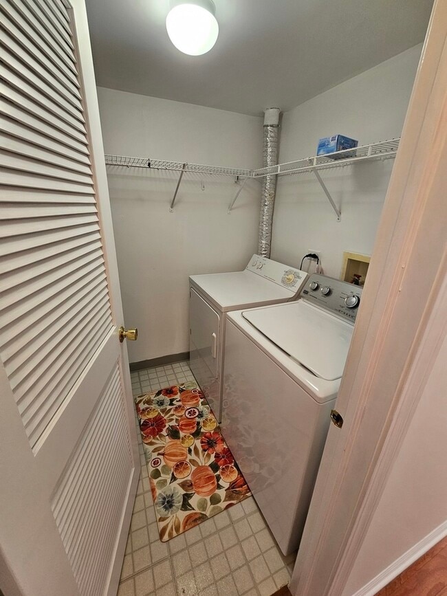 Building Photo - 1327 Sugar Ct