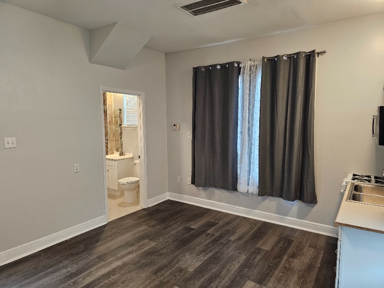 Building Photo - 1511 N Dupre St