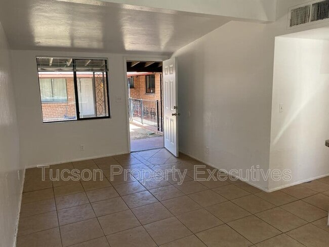 Building Photo - 1646 N Beverly Ave