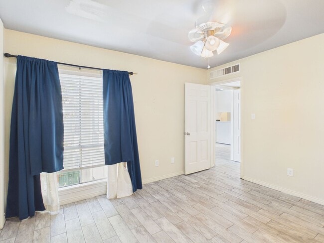 Building Photo - 1 bed/1 bath Condominium Ready for tenant!