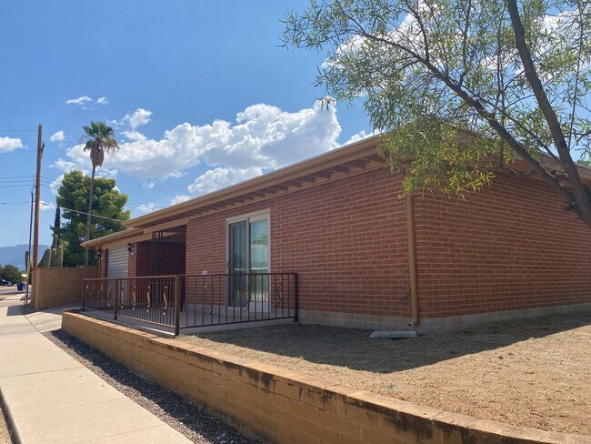 Building Photo - Eastside 3 bed 2 bath - Pool and Garage