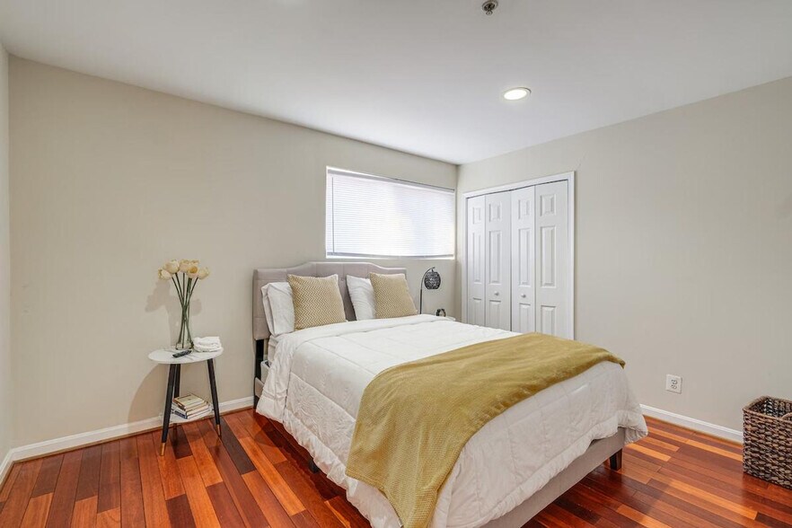 Building Photo - 450a Condon Terrace SE