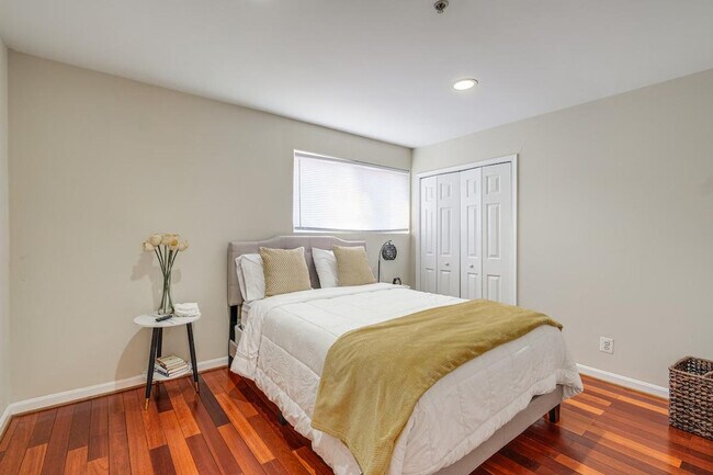 Building Photo - 450a Condon Terrace SE