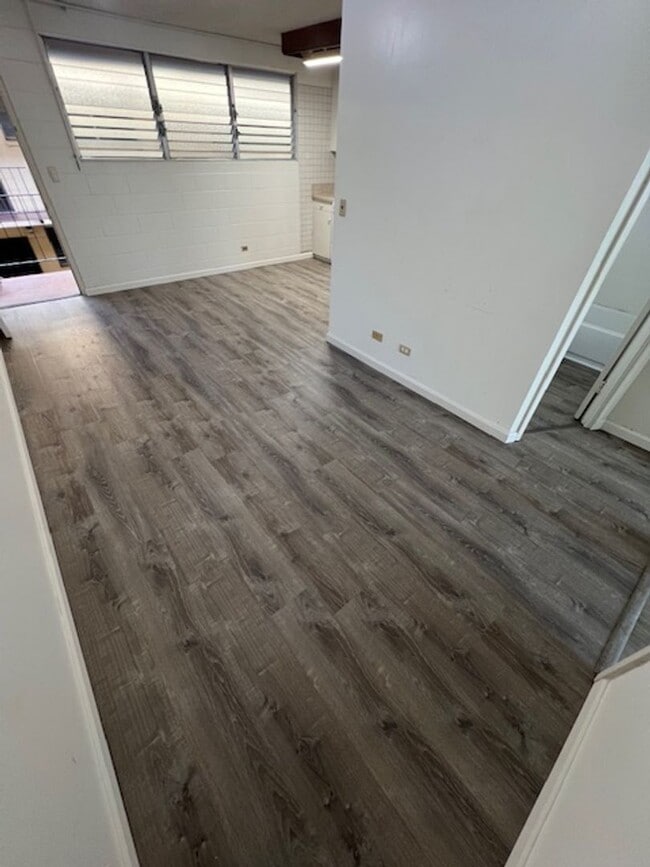 Building Photo - Available now!  2 bedroom/ 1 bathroom/ 1 covered parking stall in Salt Lake