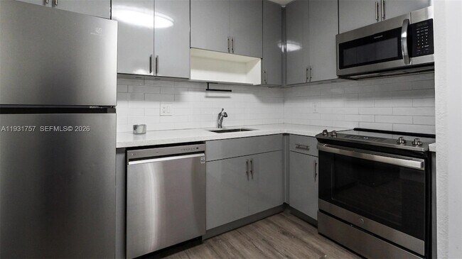 Building Photo - 4158 Inverrary Dr