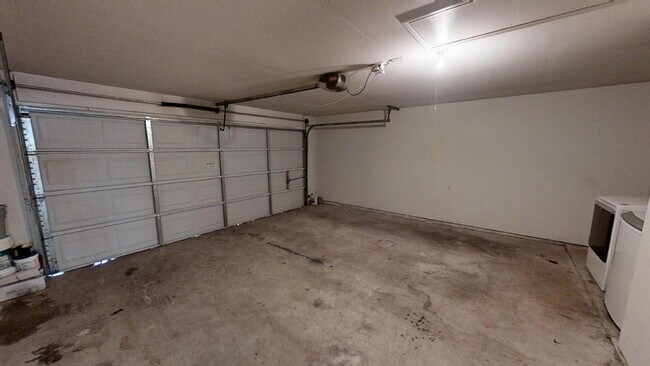 Building Photo - This spacious 4 bedroom, 2 bathroom home is waiting for you!