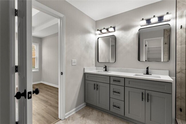 Building Photo - 2580 Waterford Park Dr