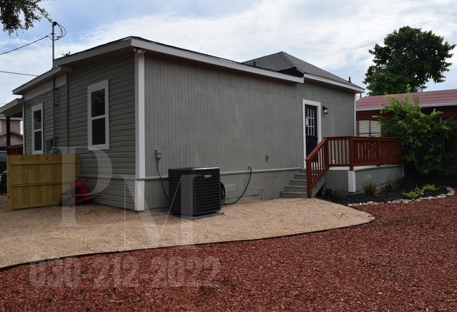 Building Photo - 213 Stafford St