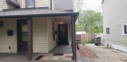 Building Photo - Eastside Spacious Two Bedroom Duplex Near ...