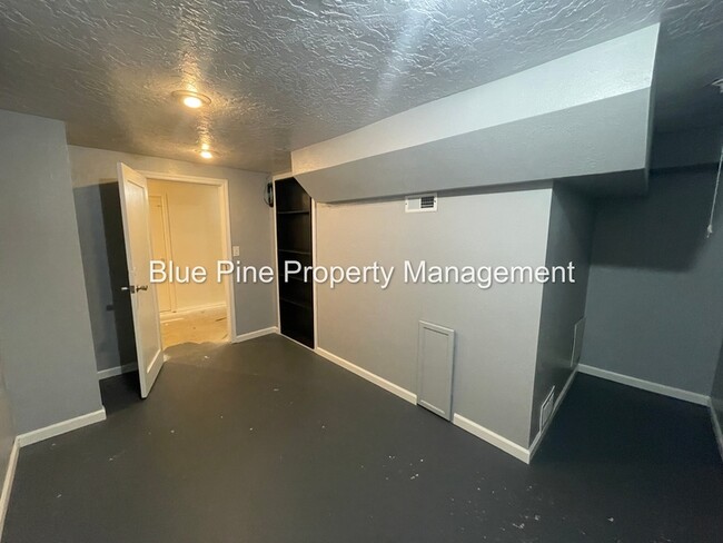 Building Photo - 395 E 24th St