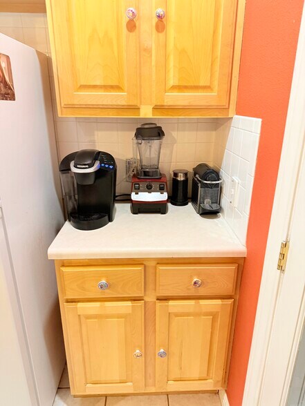 Lot's of Kitchen Appliances - 584 Rockhurst St