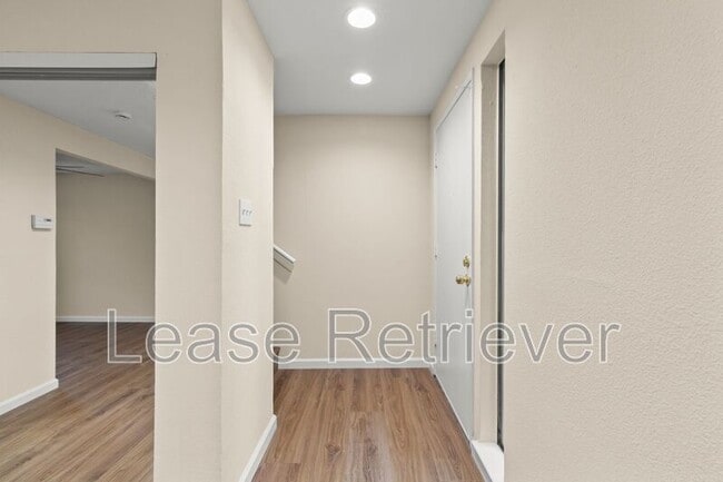 Building Photo - 990 Palm Cir