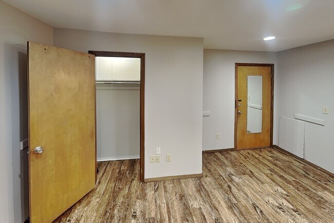 Building Photo - 120 E 13th Ave