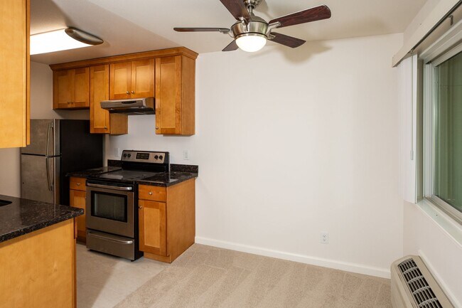 Building Photo - Spacious unit with a central location