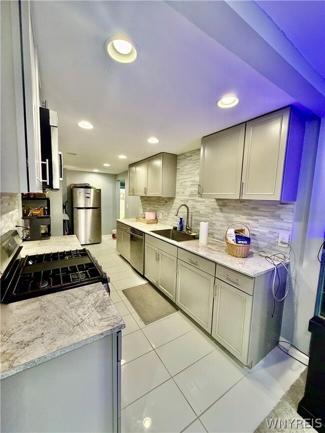 Building Photo - 260 Argus Dr