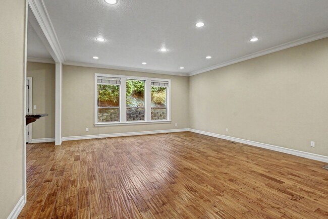 Building Photo - 4 bed, 2.5 bath Two-Story Home in West Salem