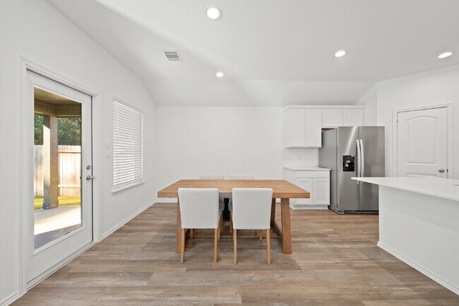 Building Photo - "Charming 4-Bed Sanctuary with Granite Elegance in Magnolia!"