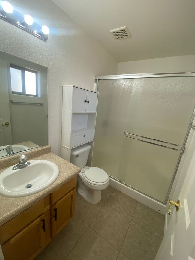 Building Photo - Charming 3 Bedroom 2 Bath Home