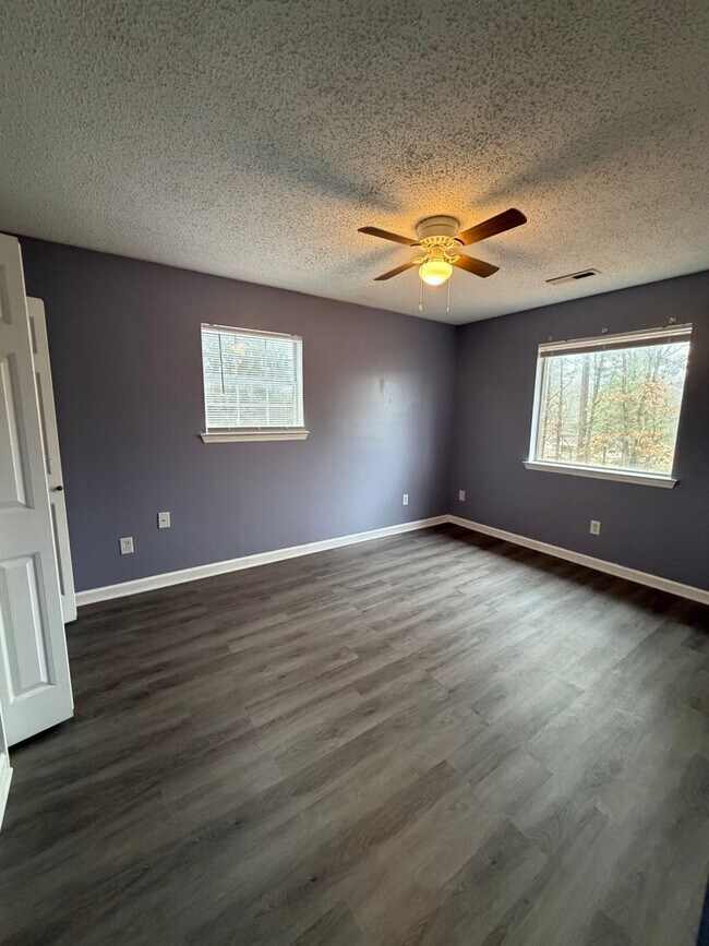 Building Photo - 3 Bd 2 Ba 1200 sq ft Townhouse