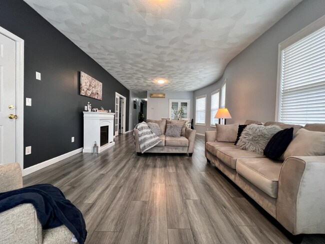 Building Photo - 585 Haverhill St