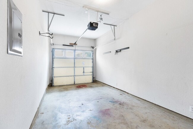 Building Photo - 3 Bedroom2.5 Bath The Plaza Subdivision