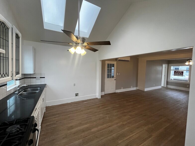 Building Photo - 201 E Eagle St