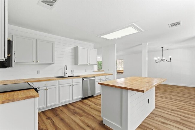 Building Photo - 2431 Lavendale Ct