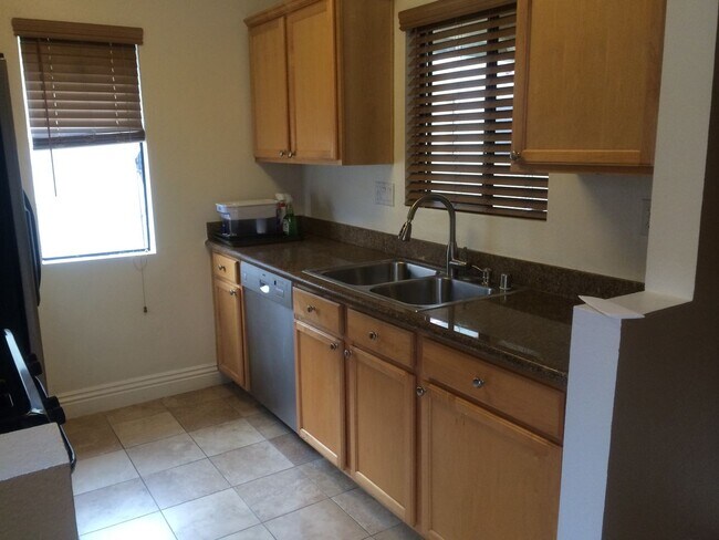 Building Photo - Luxury upstairs, AC/Heat, W/D, upgraded, new paint, New Floor