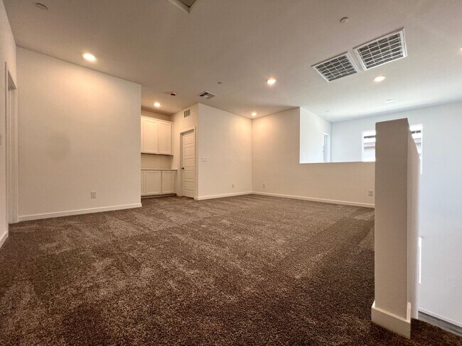 Building Photo - Stunning Newly Built 4-Bedroom, 3-Bathroom Home in Henderson