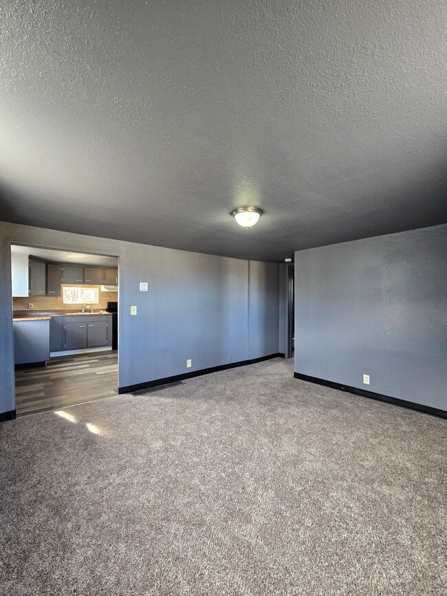 Building Photo - 1320 E Ash St