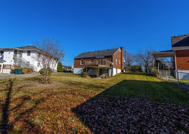 Building Photo - 204 Norwood Dr